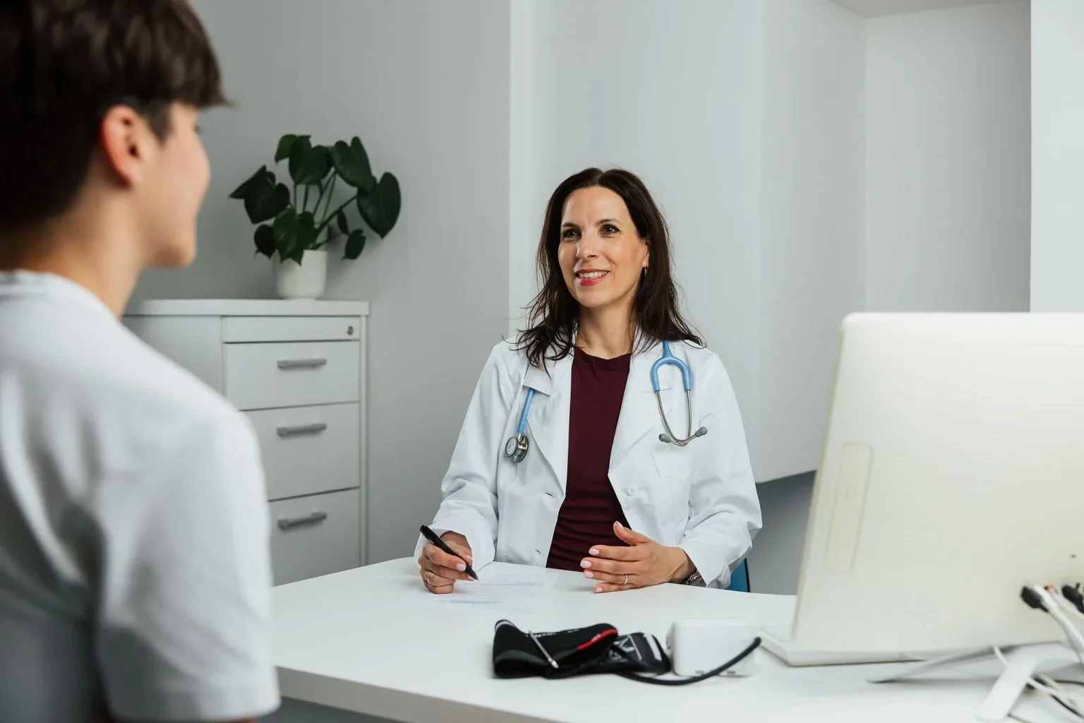 Zdravnica medicine dela med posvetom