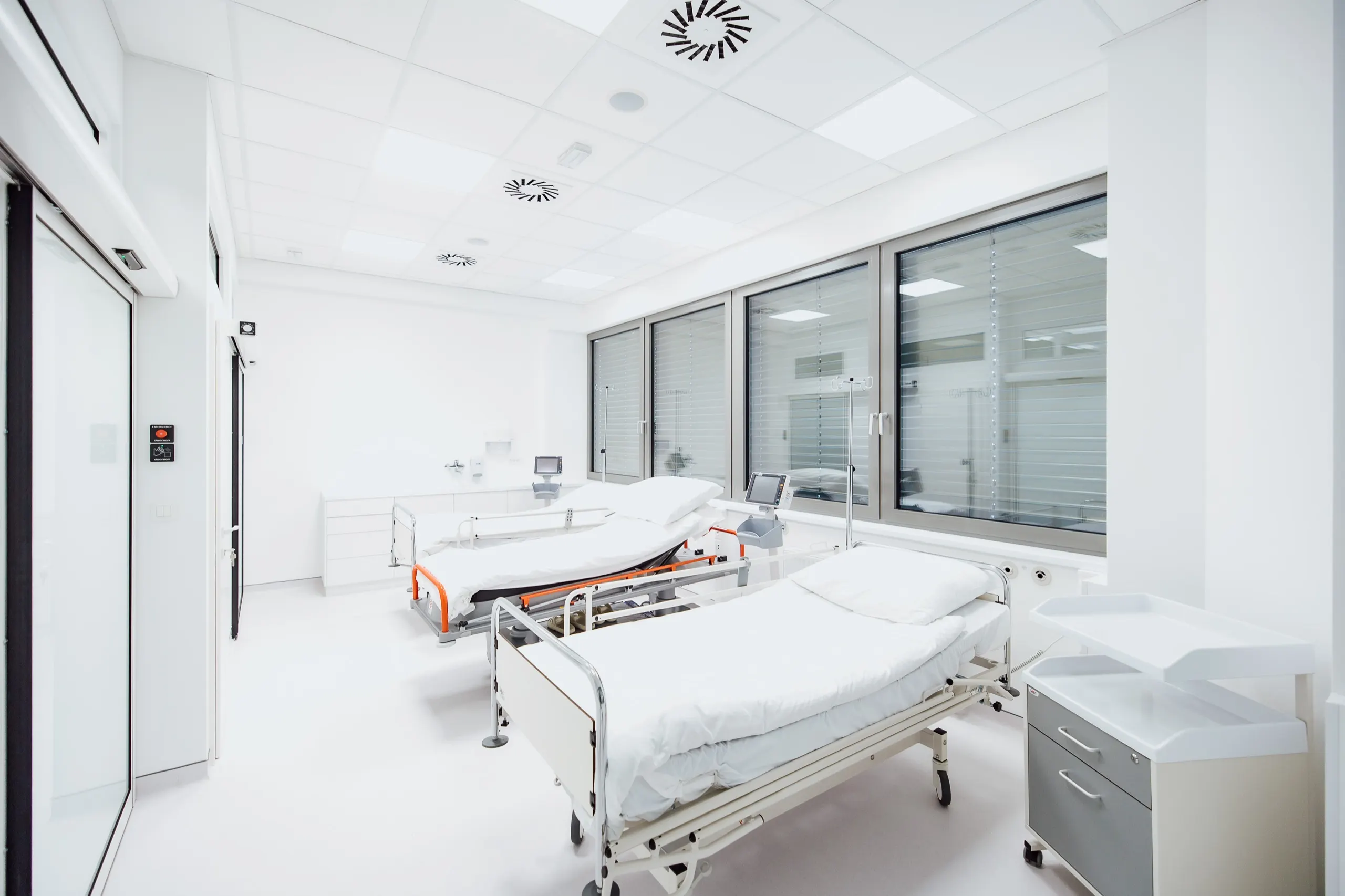 Svetla soba za okrevanje s posteljama in opremo za nadzor